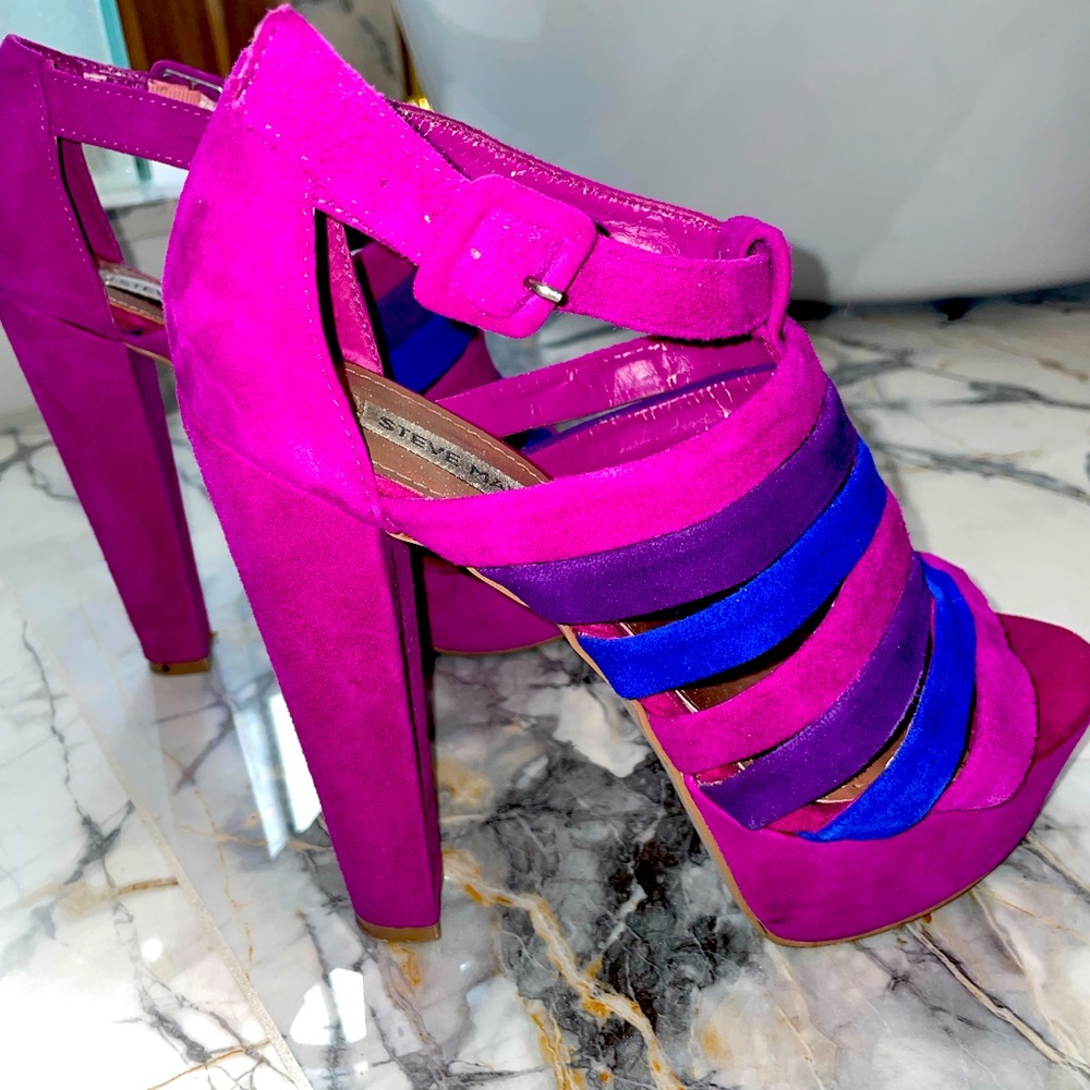 Steve Madden ‘Audrinaa’ Sandal.            Used Sz 8. Purples Blues Suede